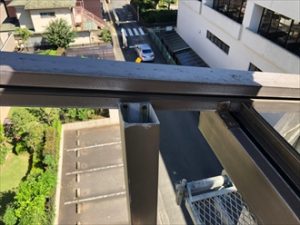 蓋をされていないアルミフレームの柱