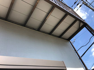 バルコニーの軒下です