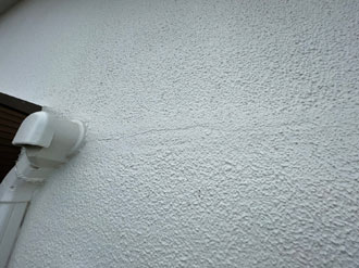 外壁にはクラックが