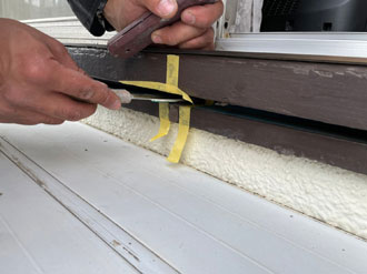 サッシの水切りから補修開始