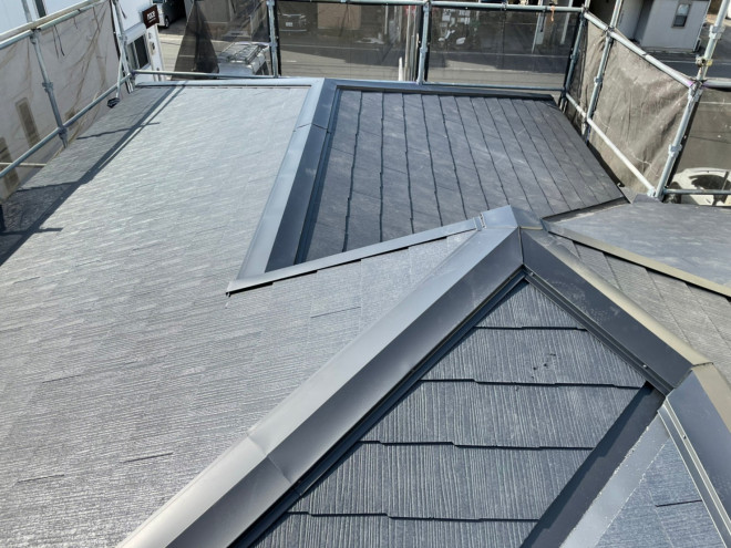 雨漏りを起こしている2階の屋根全面をコロニアルグラッサで葺き替え