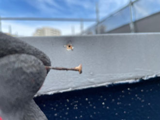 釘がほとんど抜けている箇所も