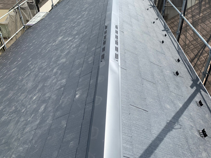 棟板金と換気棟の取り付け