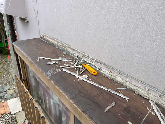 既存コーキング撤去作業の様子