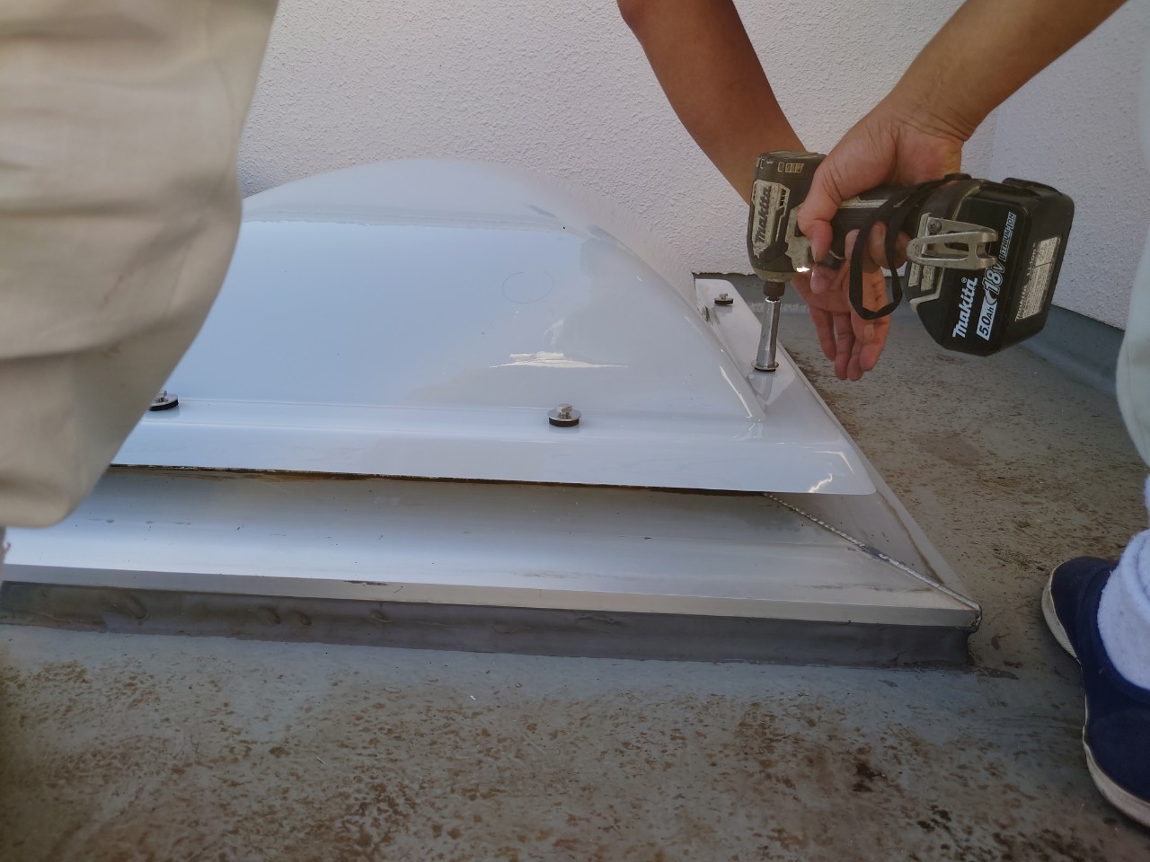 ドームをボルトで固定