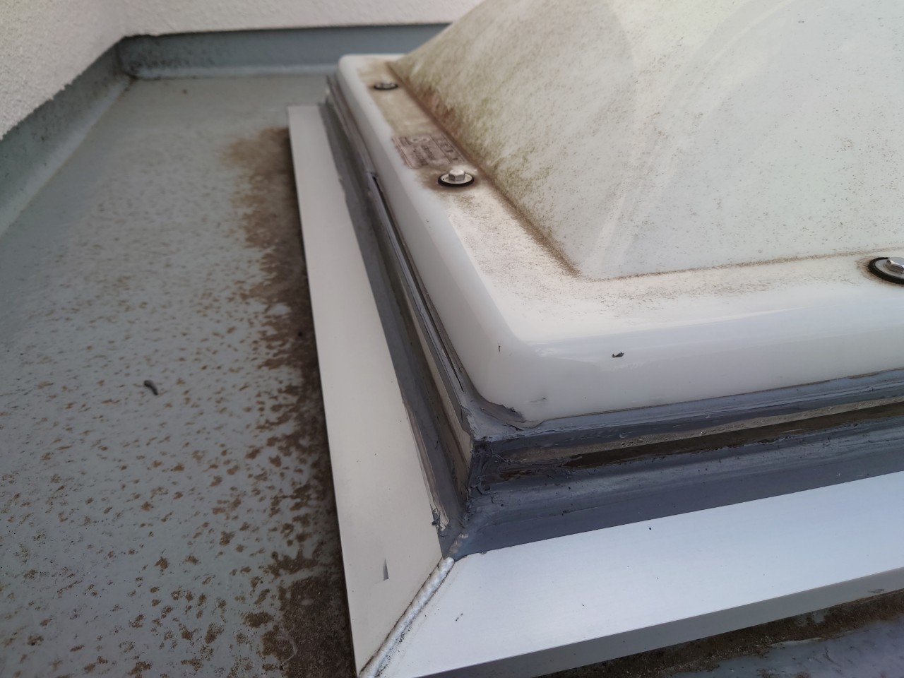 雨漏りを起こしている明り取り