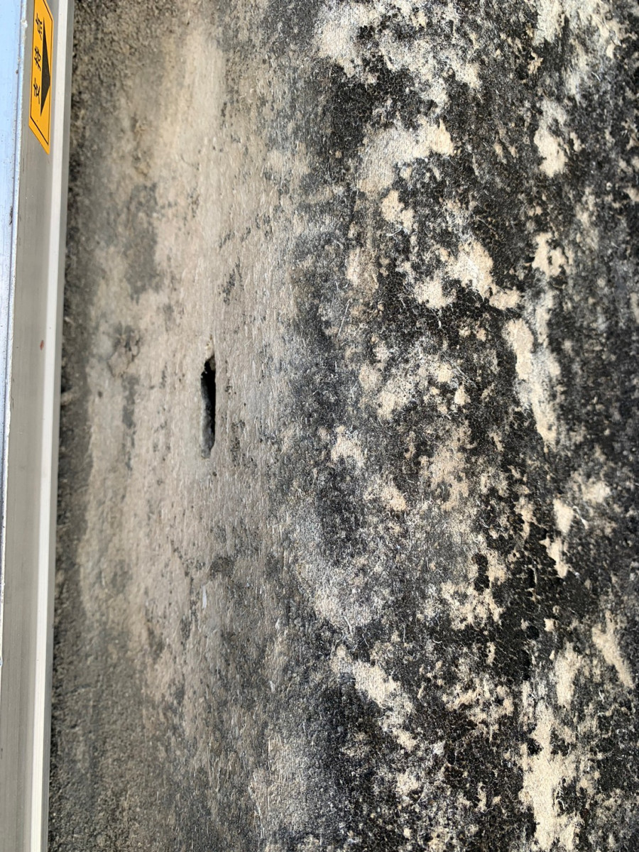 守山区でスレート屋根の穴あき