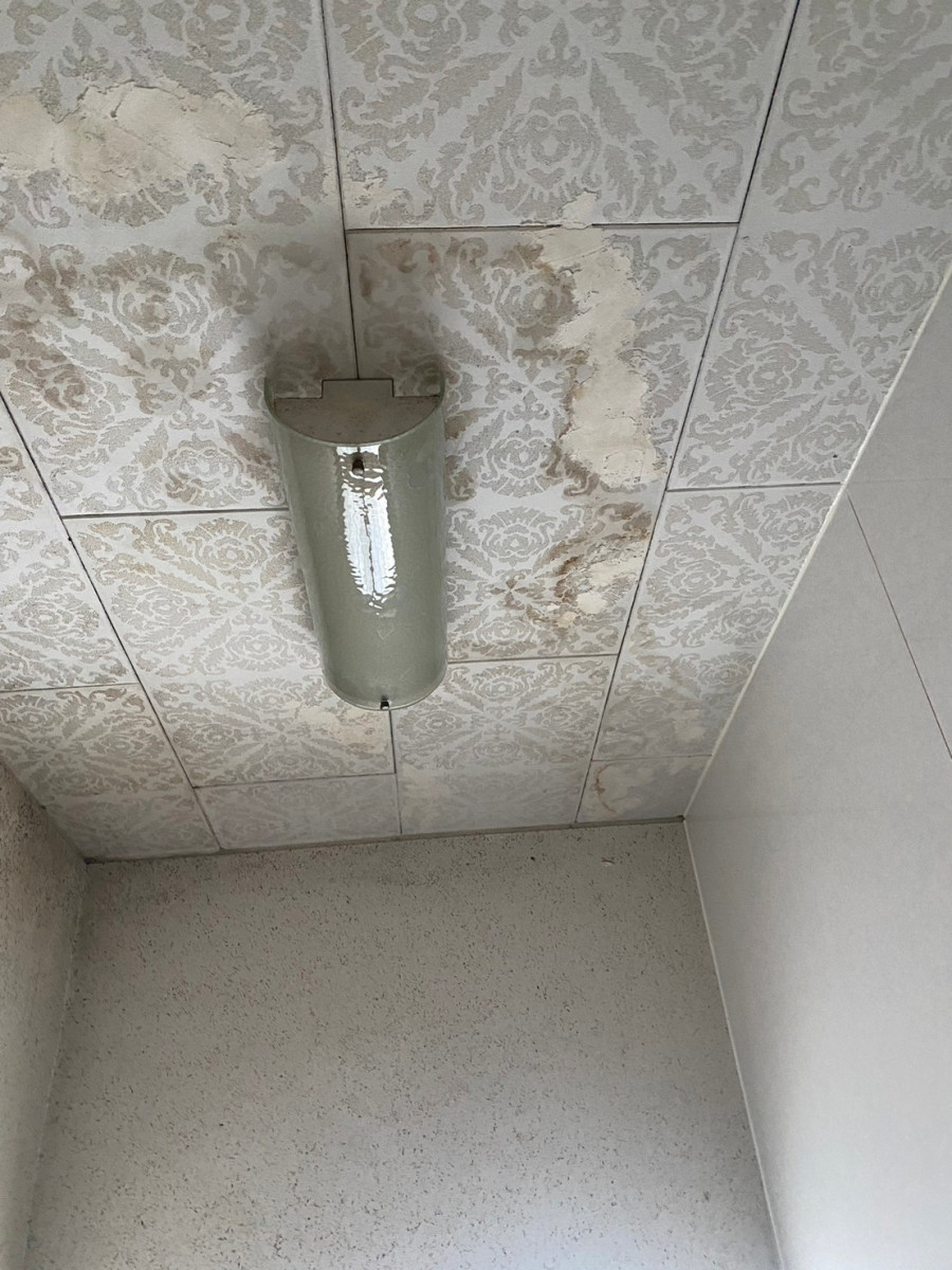 名古屋市守山区で室内の電気から水がたくさん落ちてきたお家の雨漏り調査にお伺いしました。原因は瓦と板金屋根の繋ぎ目