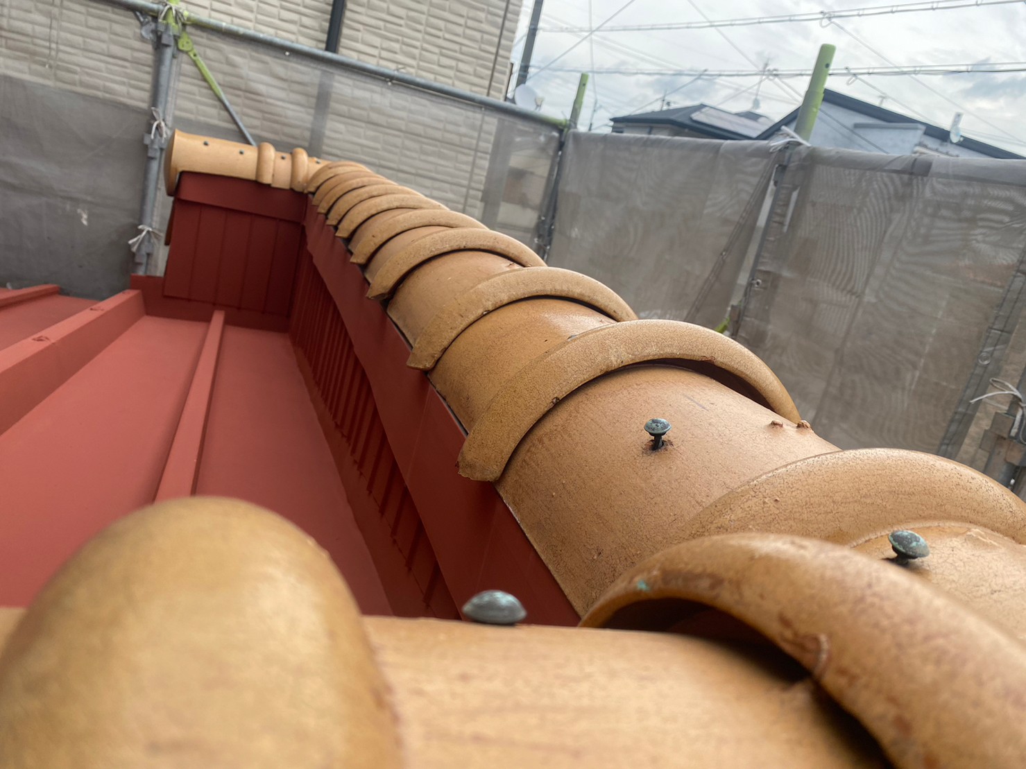 守山区で瓦の釘が浮いている様子