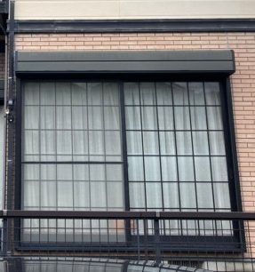 守山区桔梗平でサッシ辺りから雨漏れが発生、原因は幕板付近のコーキング劣化