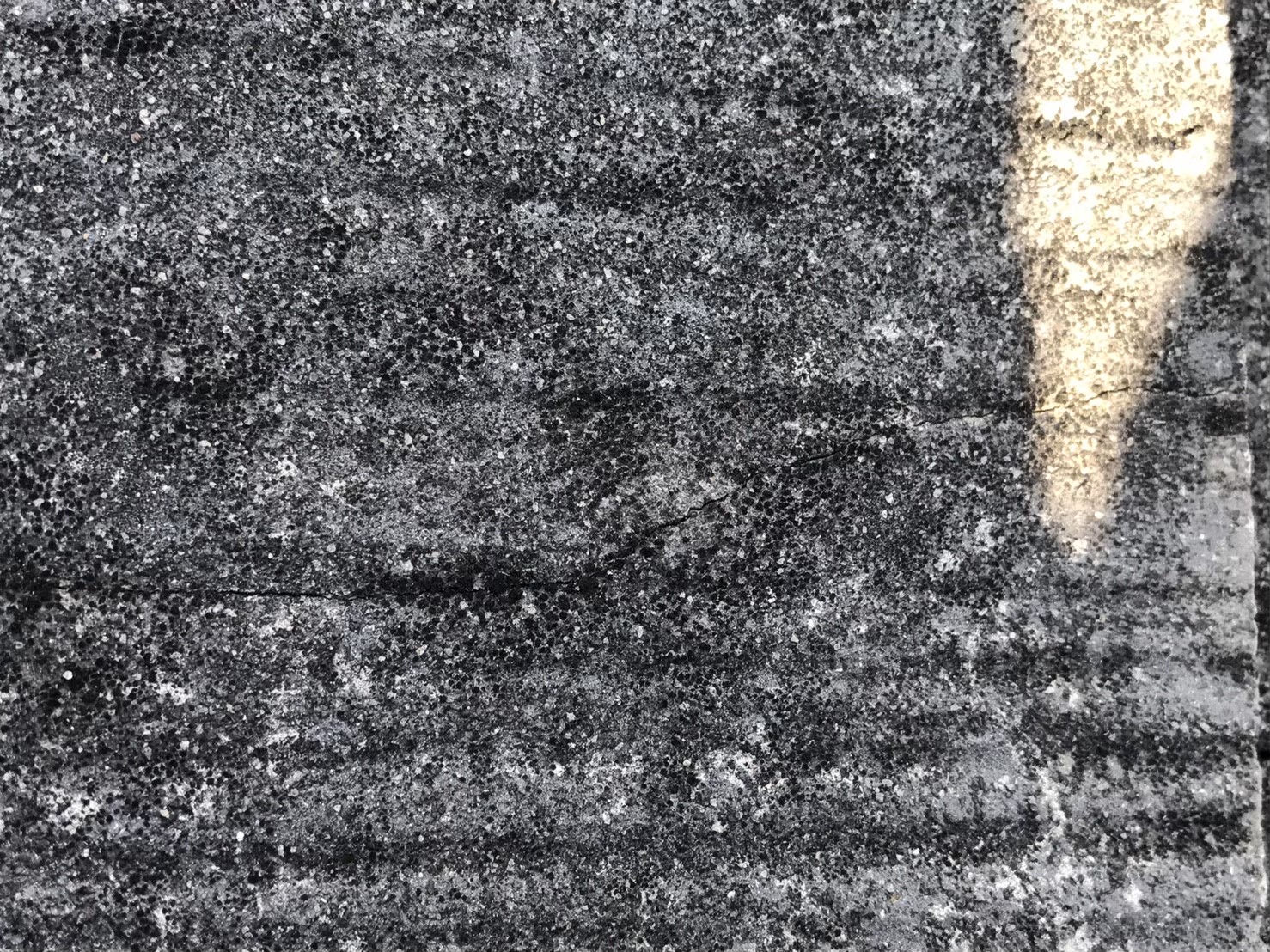 名古屋市守山のカラーベスト屋根のひび割れから雨漏れが発生、塗装していないと劣化が進行します