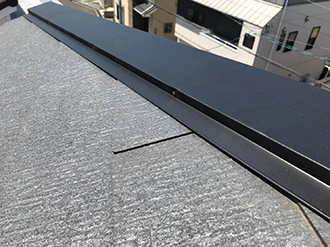 棟板金を取り付け