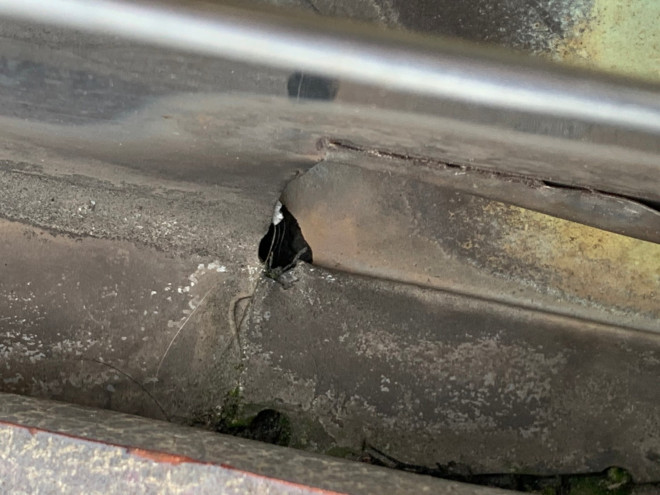 北区で板金の穴あき