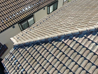 屋根の写真です。棟の部分には特段、変形などは見られません。