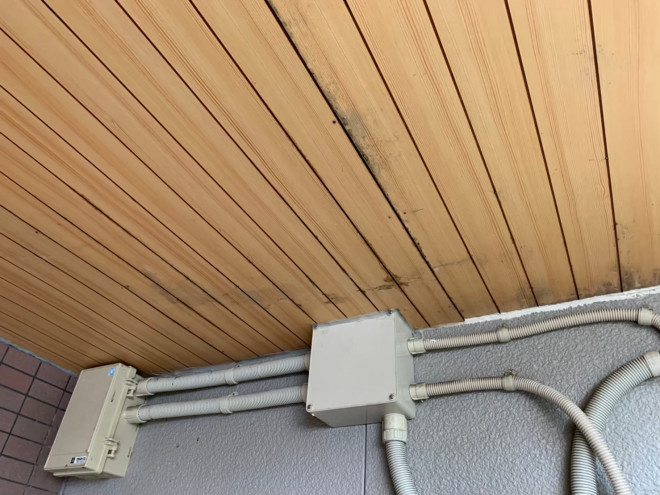 守山区瀬古で板金屋根からの雨漏れ　張り替えたばかりの軒天材にシミが発生　調査に伺いました