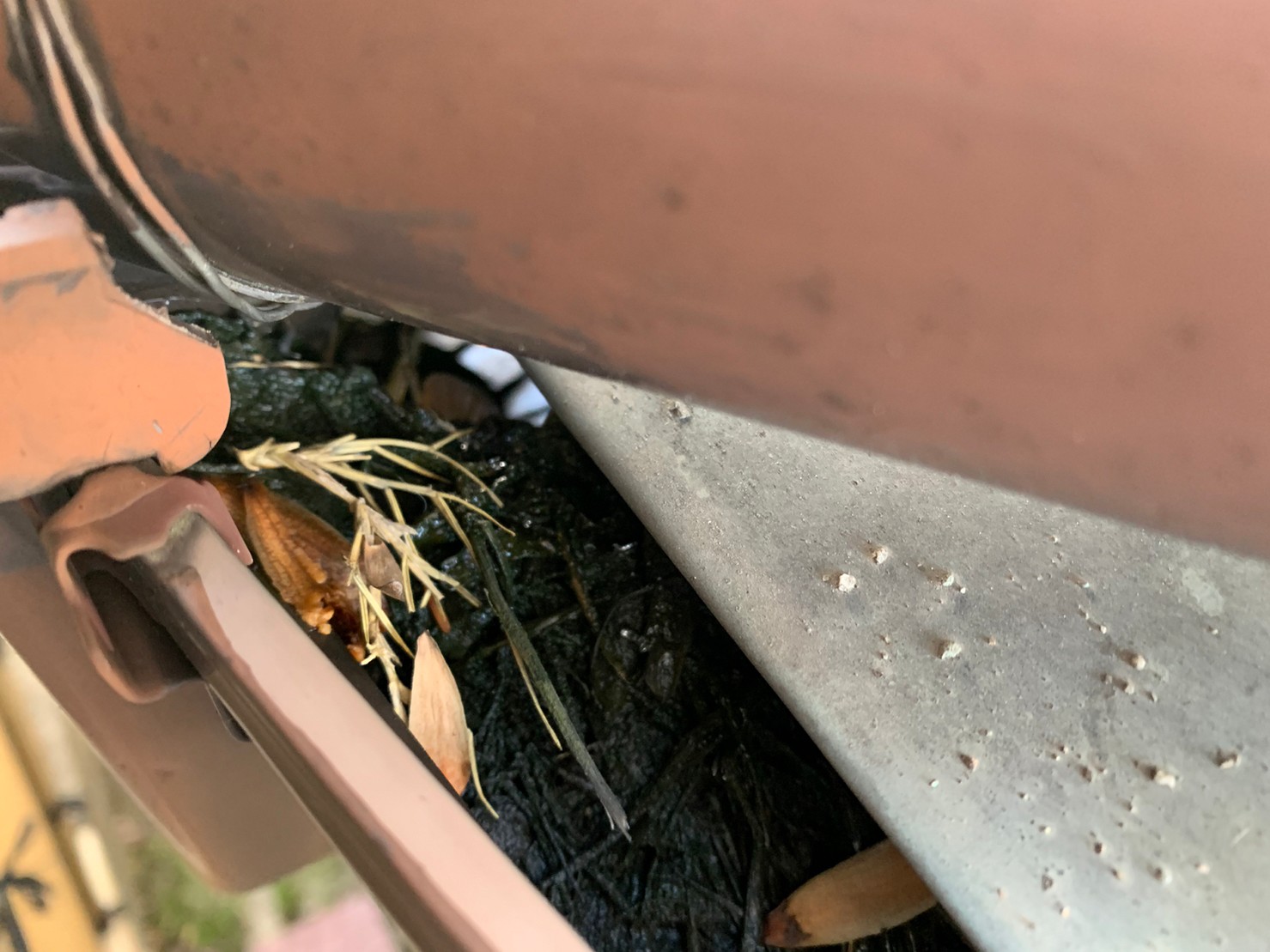名古屋市守山区で雨樋から雨漏り　雨が降ると溢れてくる現象を改善