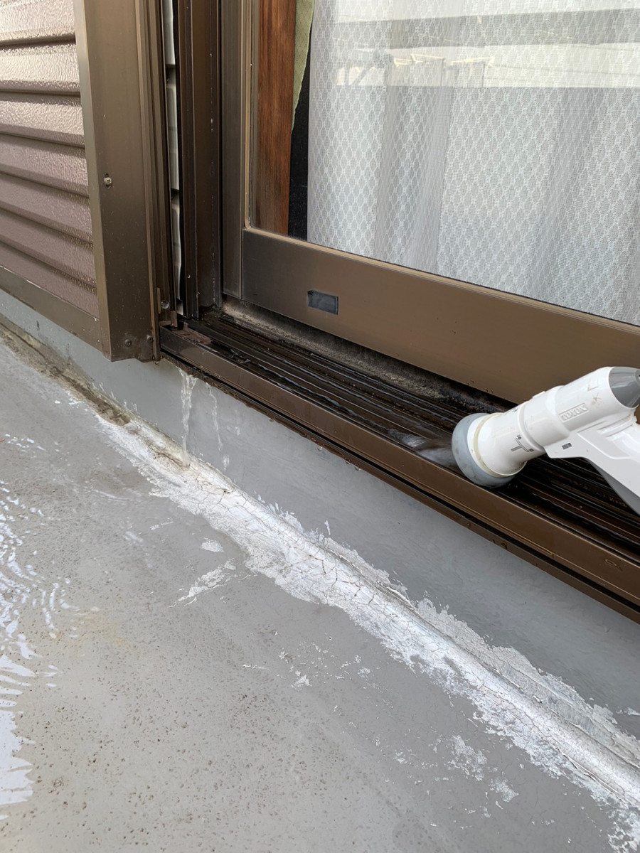 長久手市で雨漏り調査をしている様子