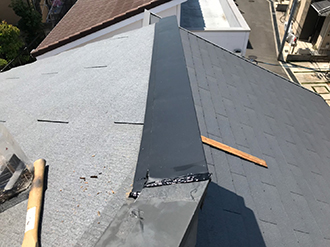 既存の棟板金との継ぎ目を処理