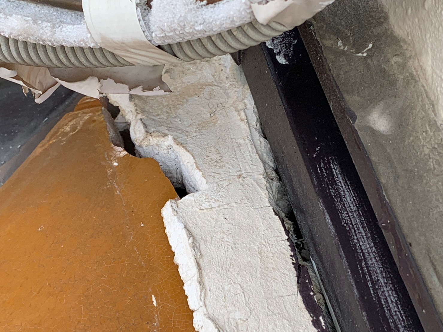 長久手市で漆喰と瓦の隙間があいている様子