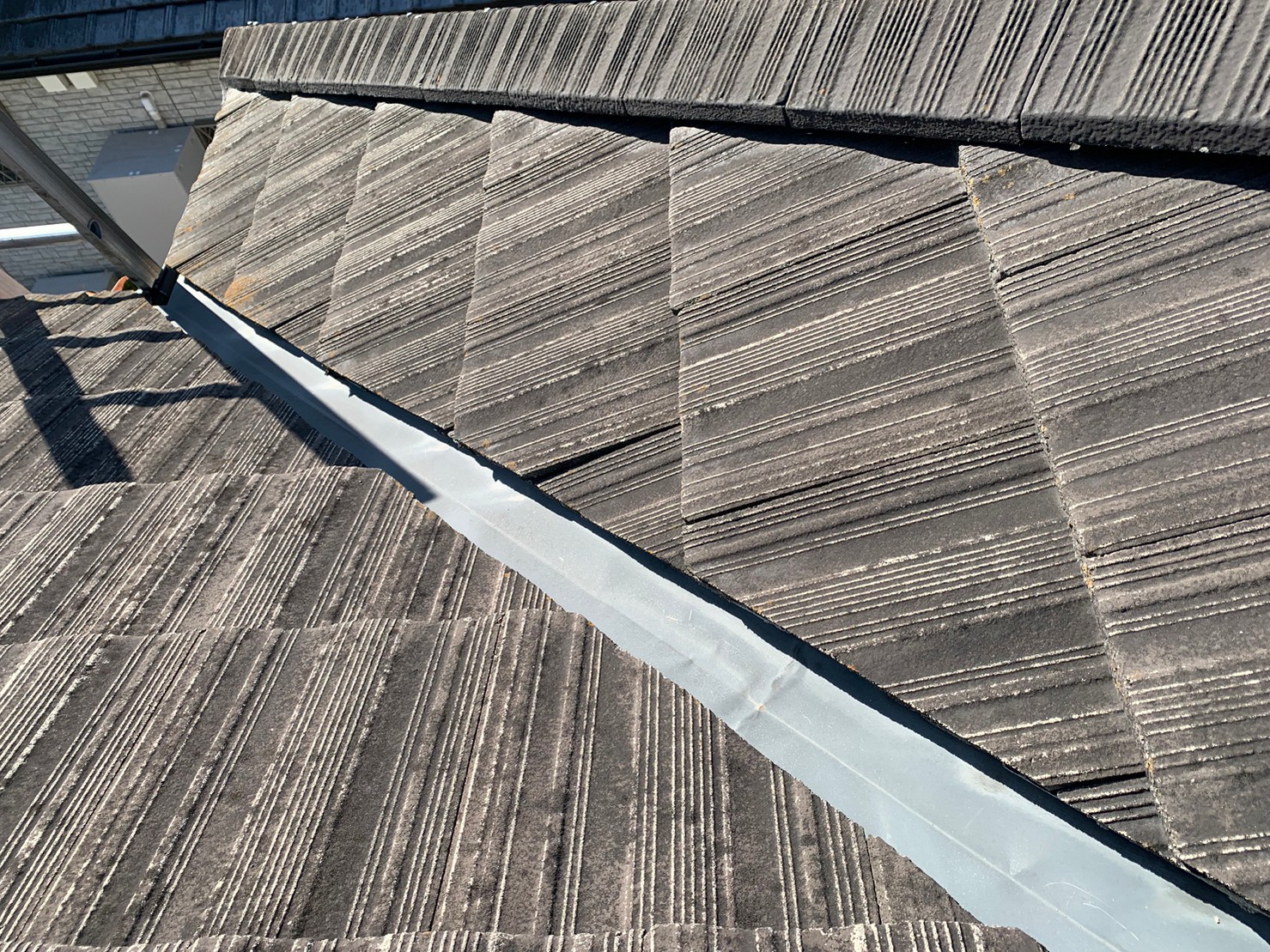 守山区のセメント瓦の谷瓦ズレ