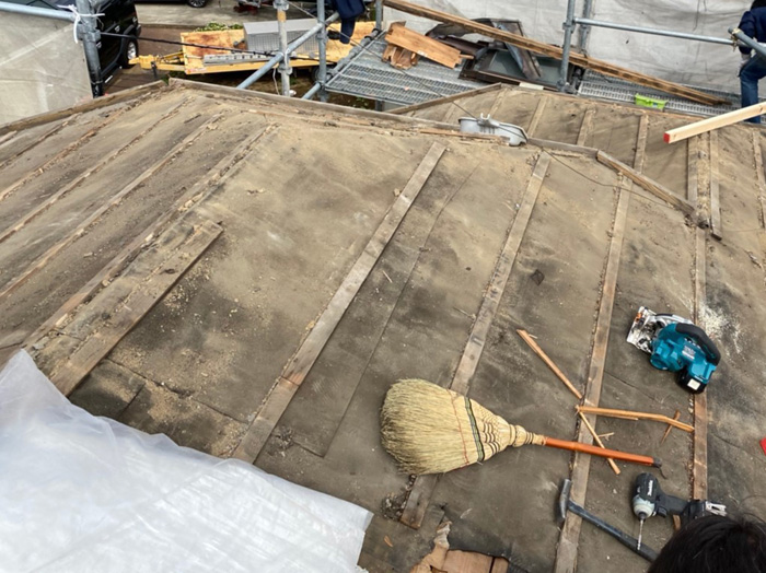 屋根葺き替え工事　屋根材撤去