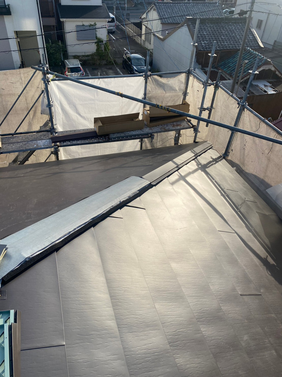 棟板金の上に防水シート