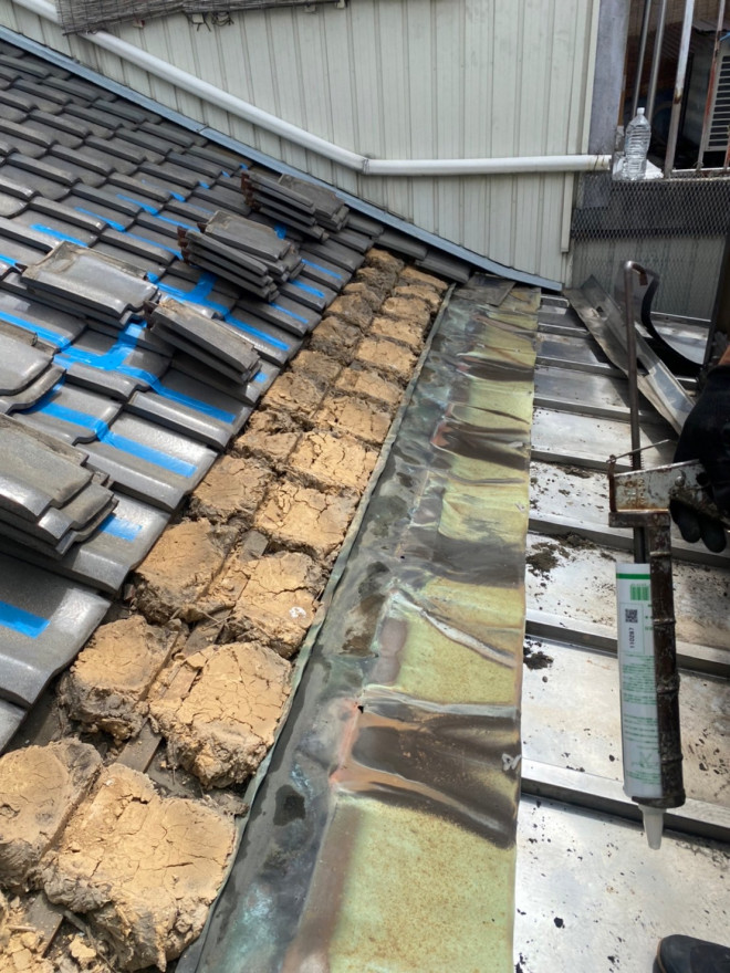 北区の瓦をめくった様子