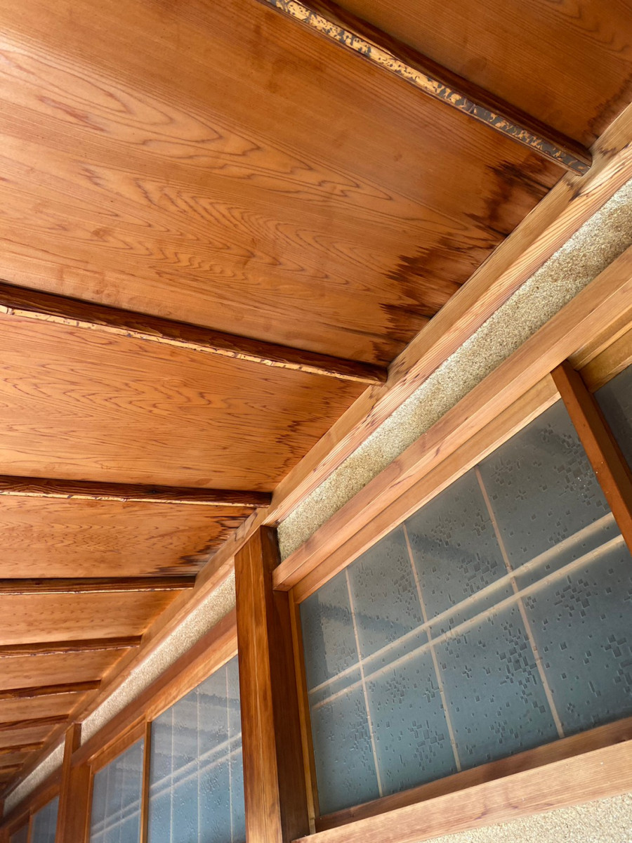 守山区の天井に雨シミ有り