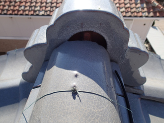 冠瓦と棟瓦の間に隙間が出来ています