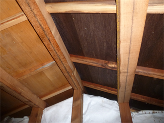 全体的な小屋裏の雨染み