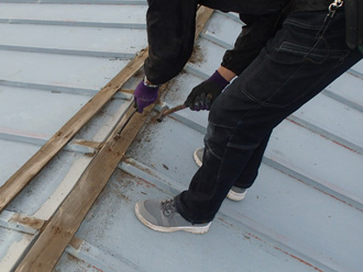 横浜市港北区綱島東で台風被害を受けて雨漏りしている棟板金の交換工事