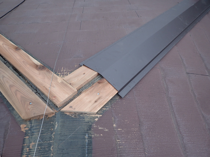 既存棟板金の撤去と下地確認