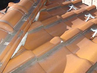 横須賀市武でラバーロック工法が施工された瓦屋根で雨漏りの調査