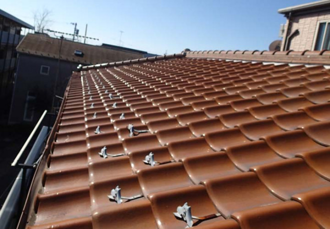 雨漏りが起きているラバーロックが施工された瓦屋根