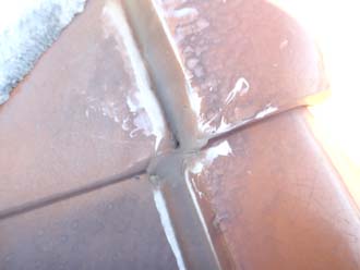 瓦同士の隙間がコーキング材で埋められています