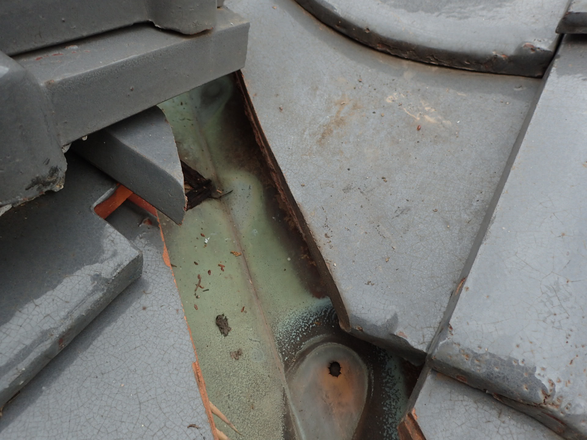 穴の空いた谷樋