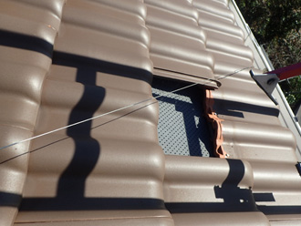 瓦が一枚だけ剥がれている