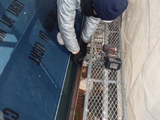 唐草取り付け工事の様子です