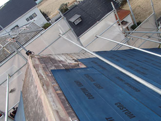 防水紙は下から上にかけて張ります