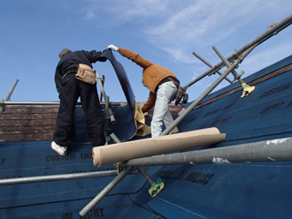 防水紙を張っていきます