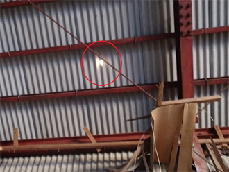 日が差し込む屋根