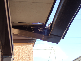 歪み・破損が発生している軒樋