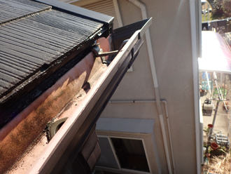 歪みが発生している軒樋