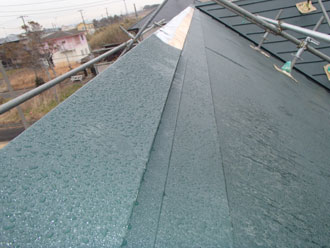 棟板金を設置します