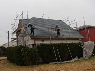 仮設足場を組んでいきます