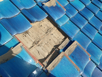 三鷹市上連雀の戸建て賃貸の雨漏り原因は防水を担うとんとんの劣化でした