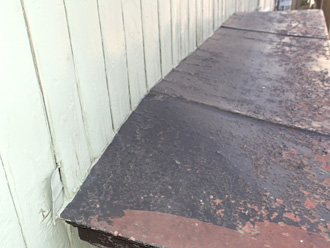 霧除け庇の塗膜が剥がれている