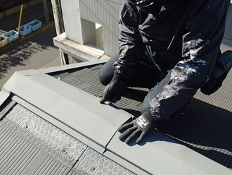 棟板金の緩みを確認