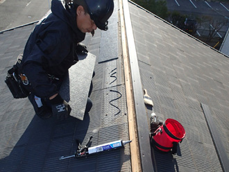 棟板金交換工事　破損したスレートの交換