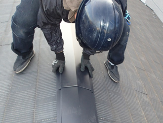 棟板金交換工事　板金の取り付け